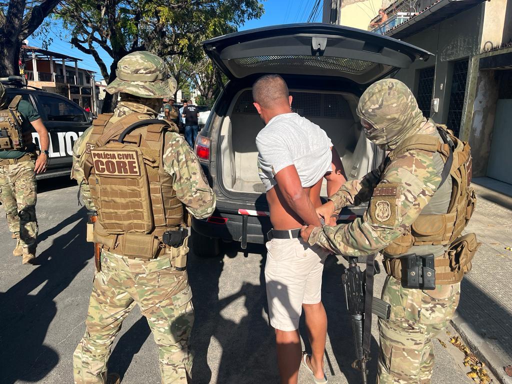 Após alguns minutos de perseguição, o suspeito foi interceptado na Avenida B, no bairro José Walter, em Fortaleza