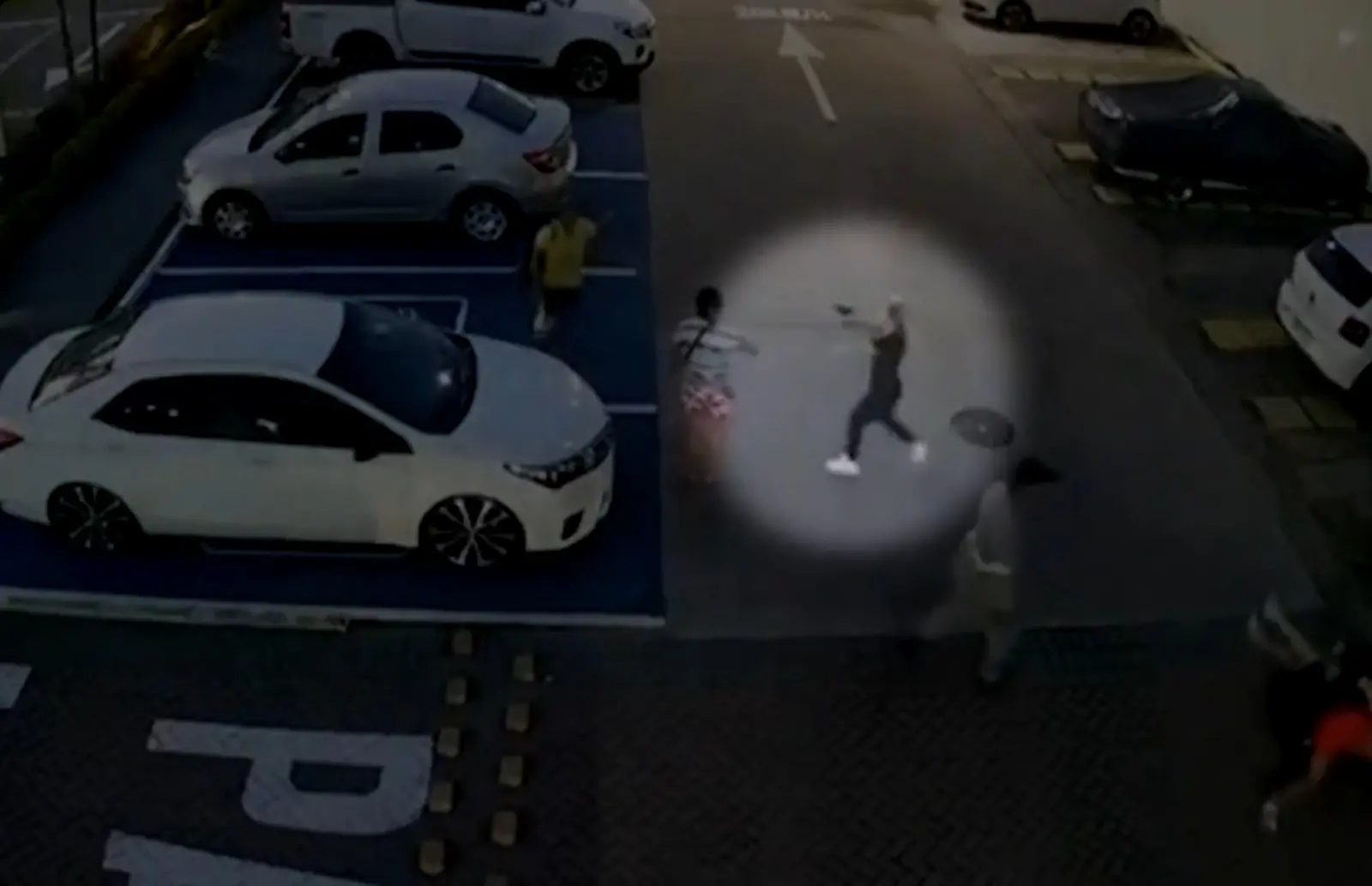 Antes de atirar no advogado, Jussara aponta a arma do policial para outras pessoas e desfere uma coronhada na cabeça da babá