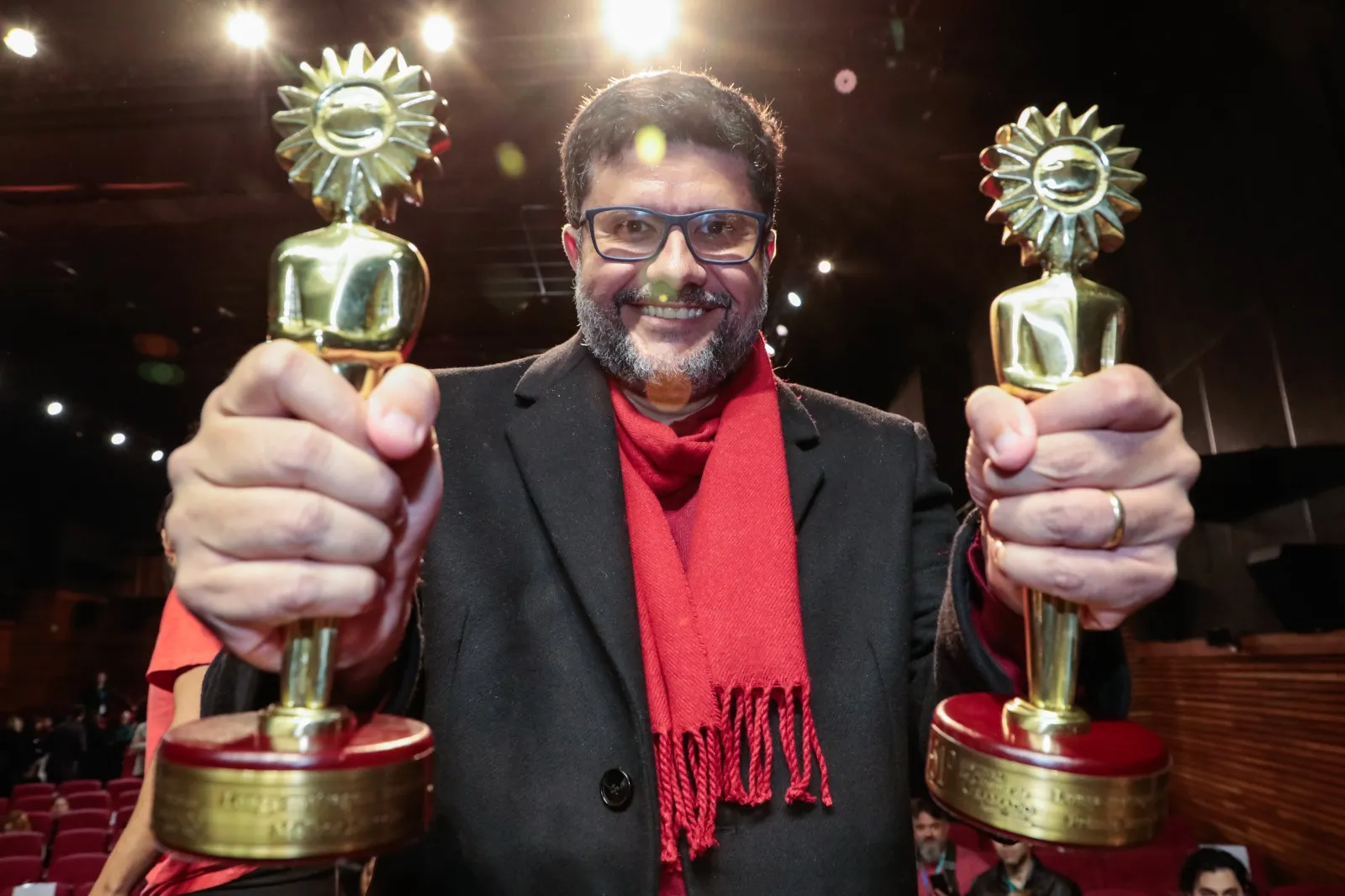 Petrus Cariry e os Kikitos conquistados no 51º Festival de Cinema de Gramado