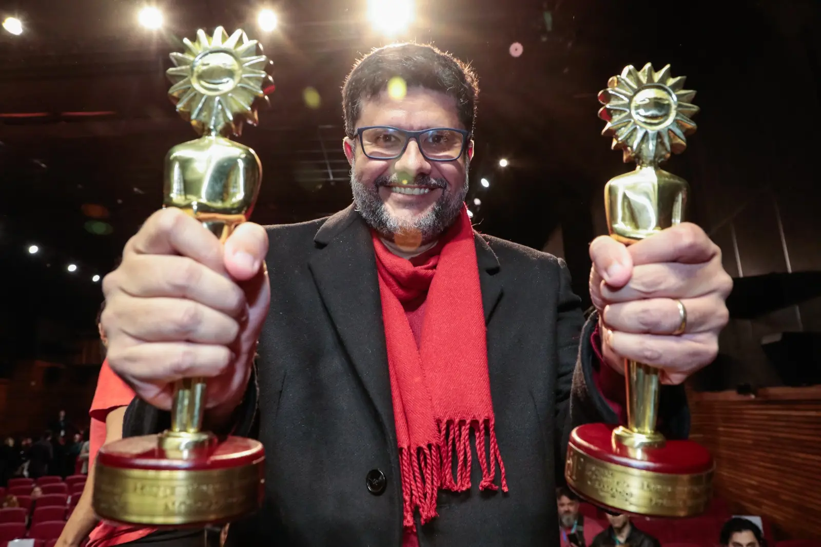 Petrus Cariry e os Kikitos conquistados no 51º Festival de Cinema de Gramado