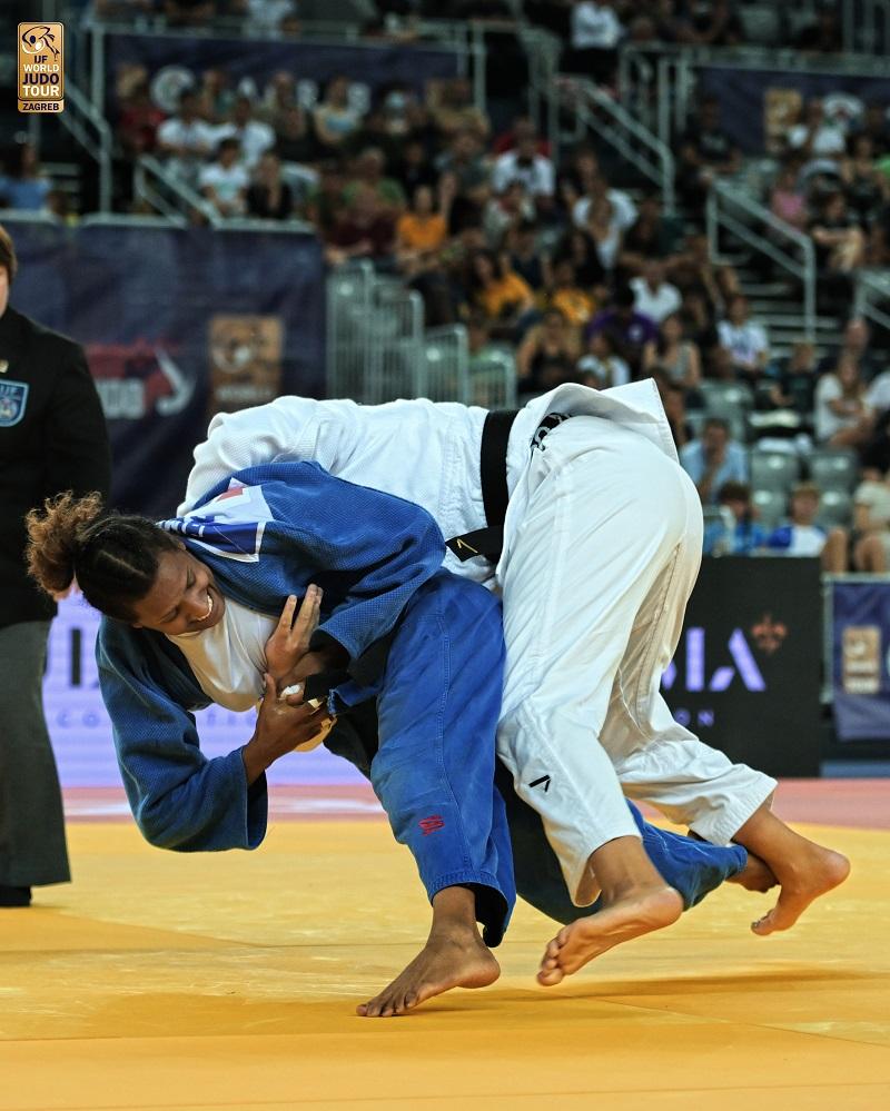 Imagem mostra duas judocas