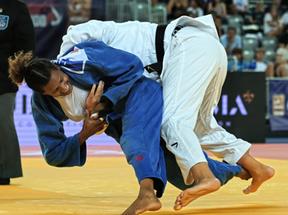 Imagem mostra duas judocas