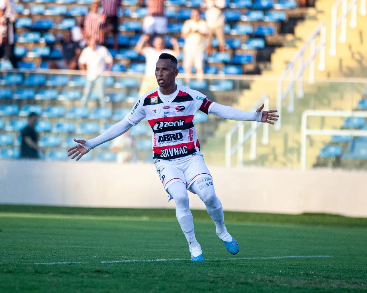 Ciel mostrou excelente senso de posicionamento para marcar o primeiro gol coral.