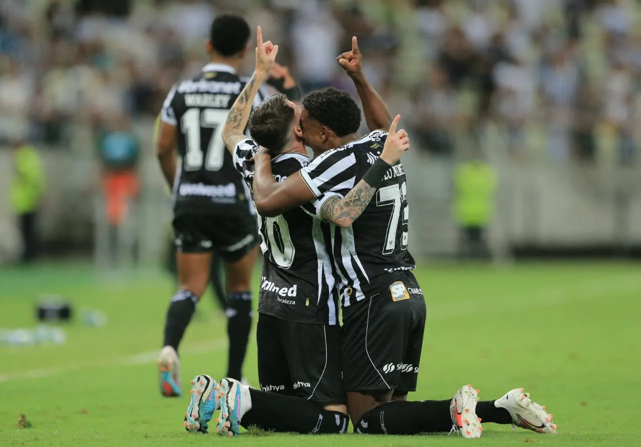Ceará abre o placar diante da Ponte Preta.