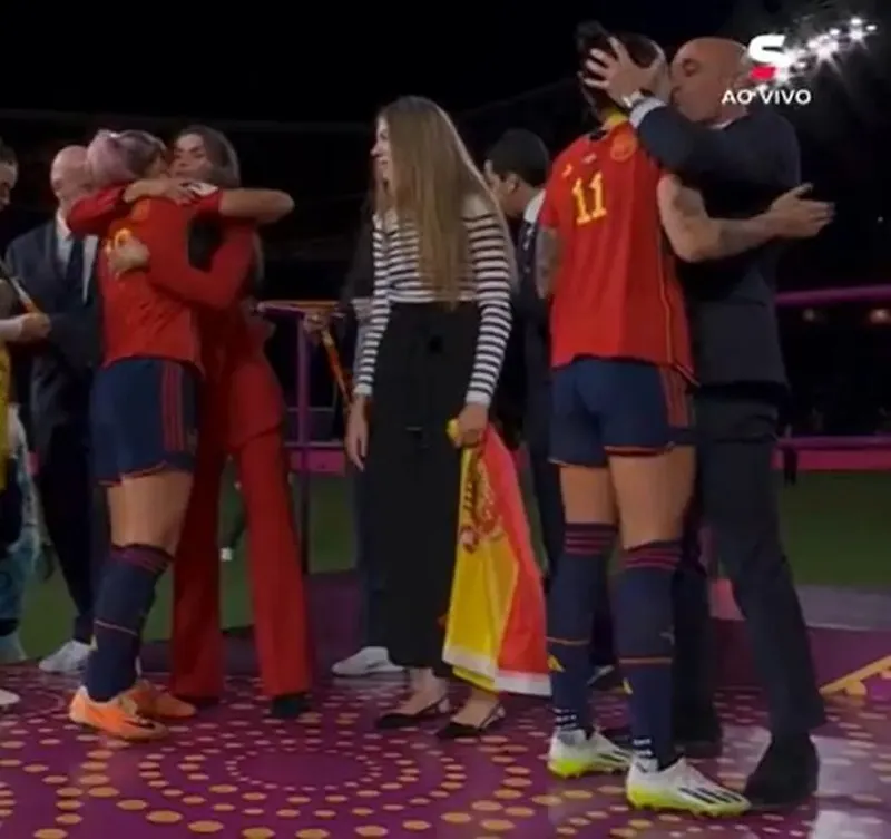 Presidente da Federação da Espanha beijou jogadora