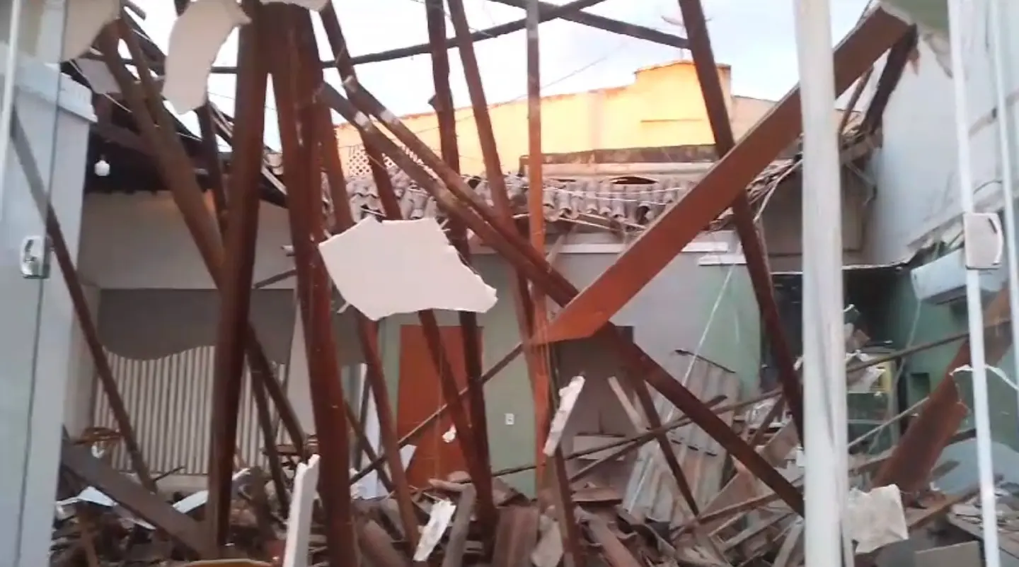 Teto de lanchonete desaba em Várzea Alegre