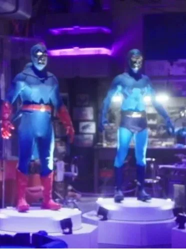 Armaduras antigas do Besouro Azul são mostradas no filme