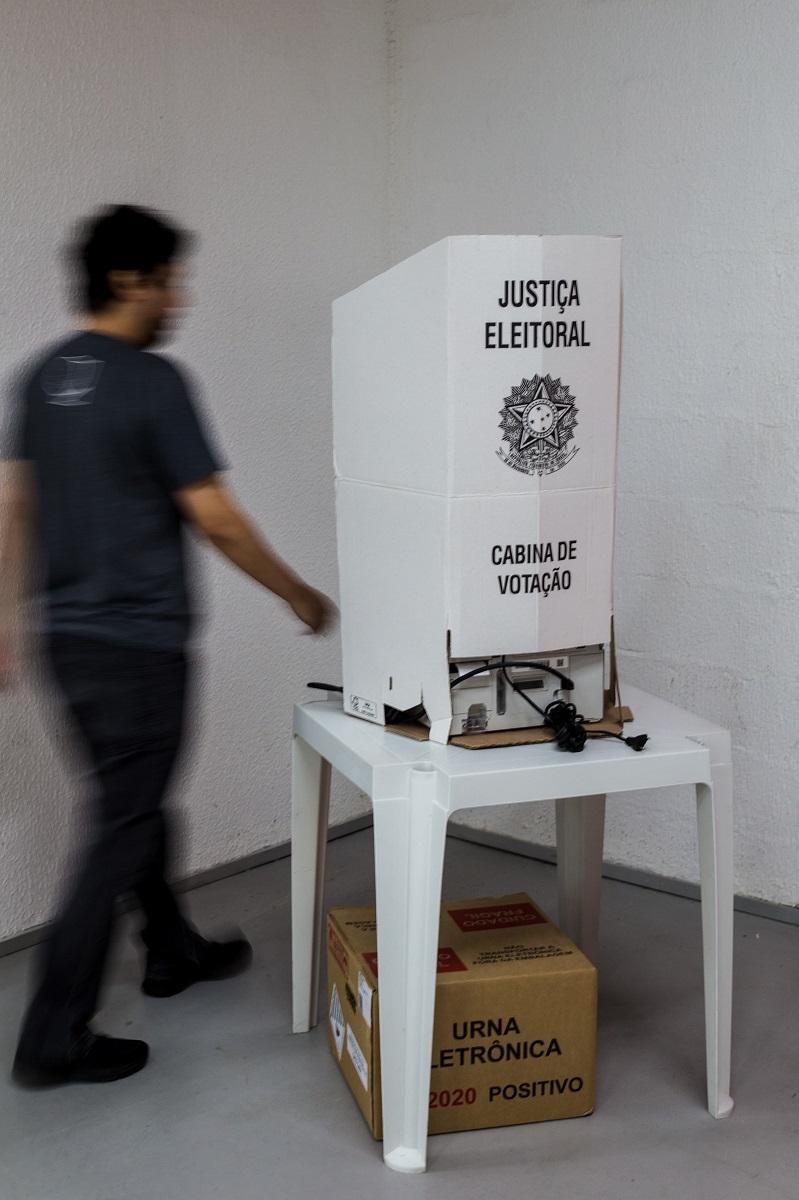 urna eletrônica, cabine de votação, cabina eleitoral