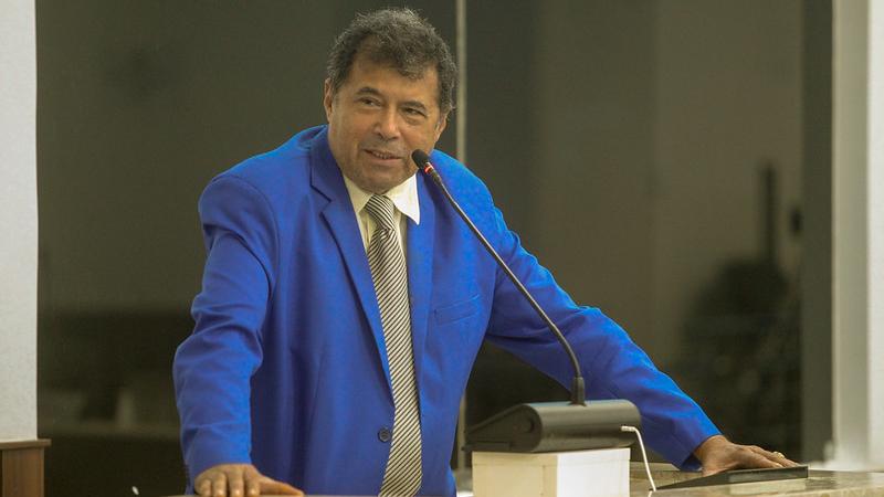 Foto de Carlos Mesquita na tribuna da Câmara