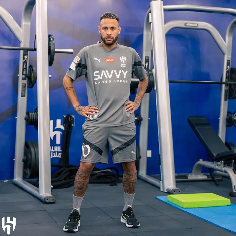 Imagem mostra Neymar em pé