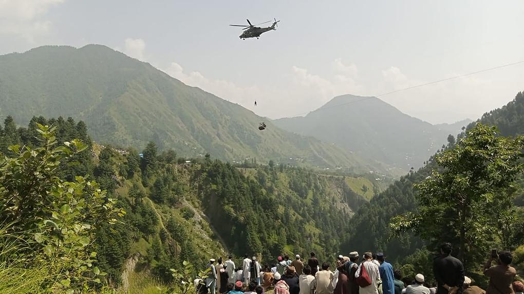 Helicóptero realiza resgate no Paquistão