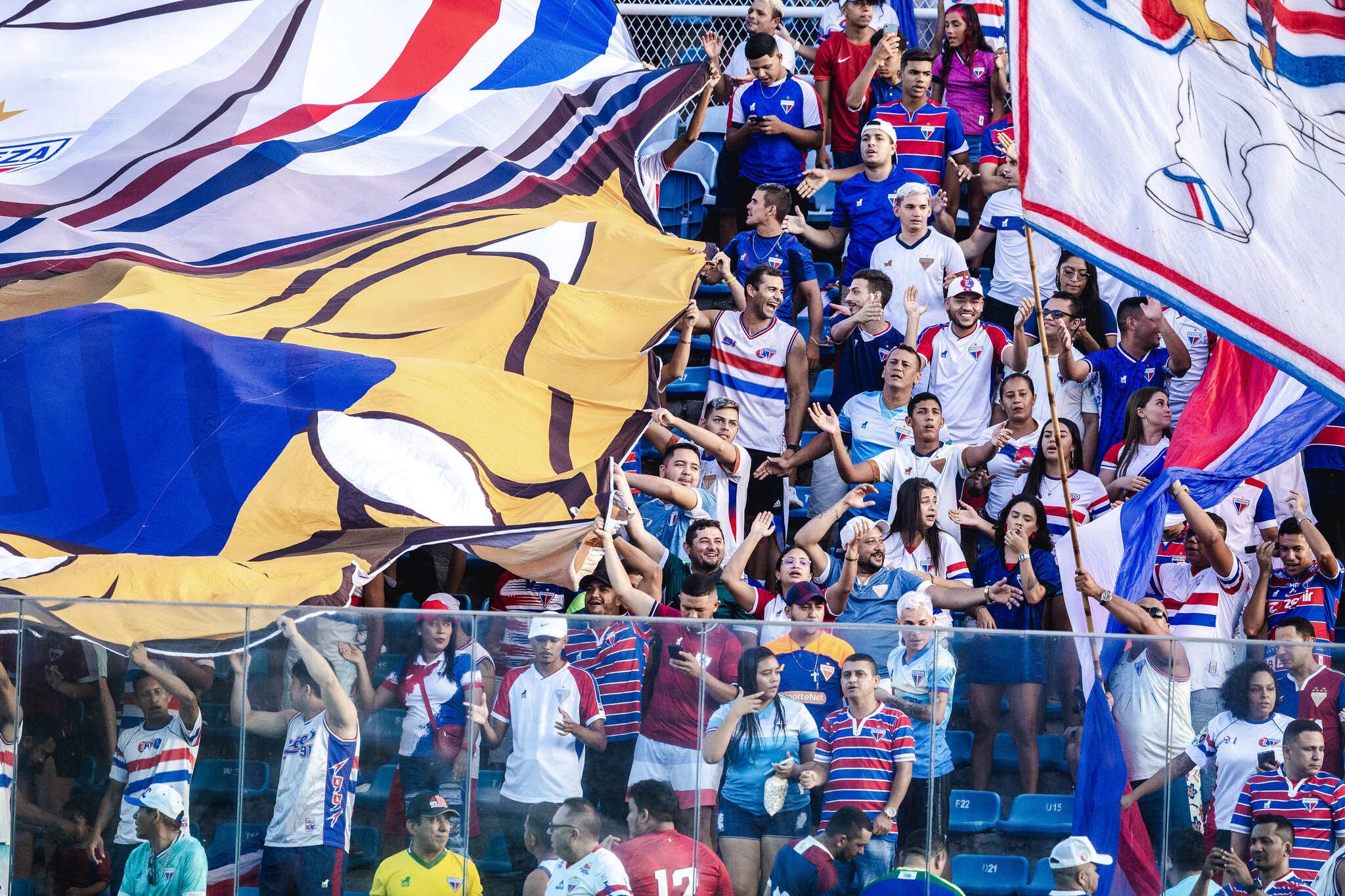 Foto da torcida do Fortaleza no Estádio Presidente Vargas (PV)