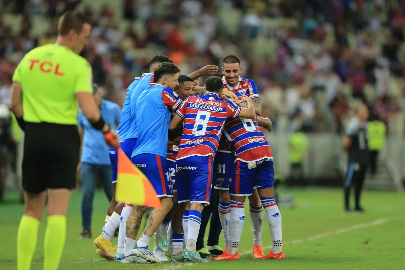 Jogadores do Fortaleza comemorando gol