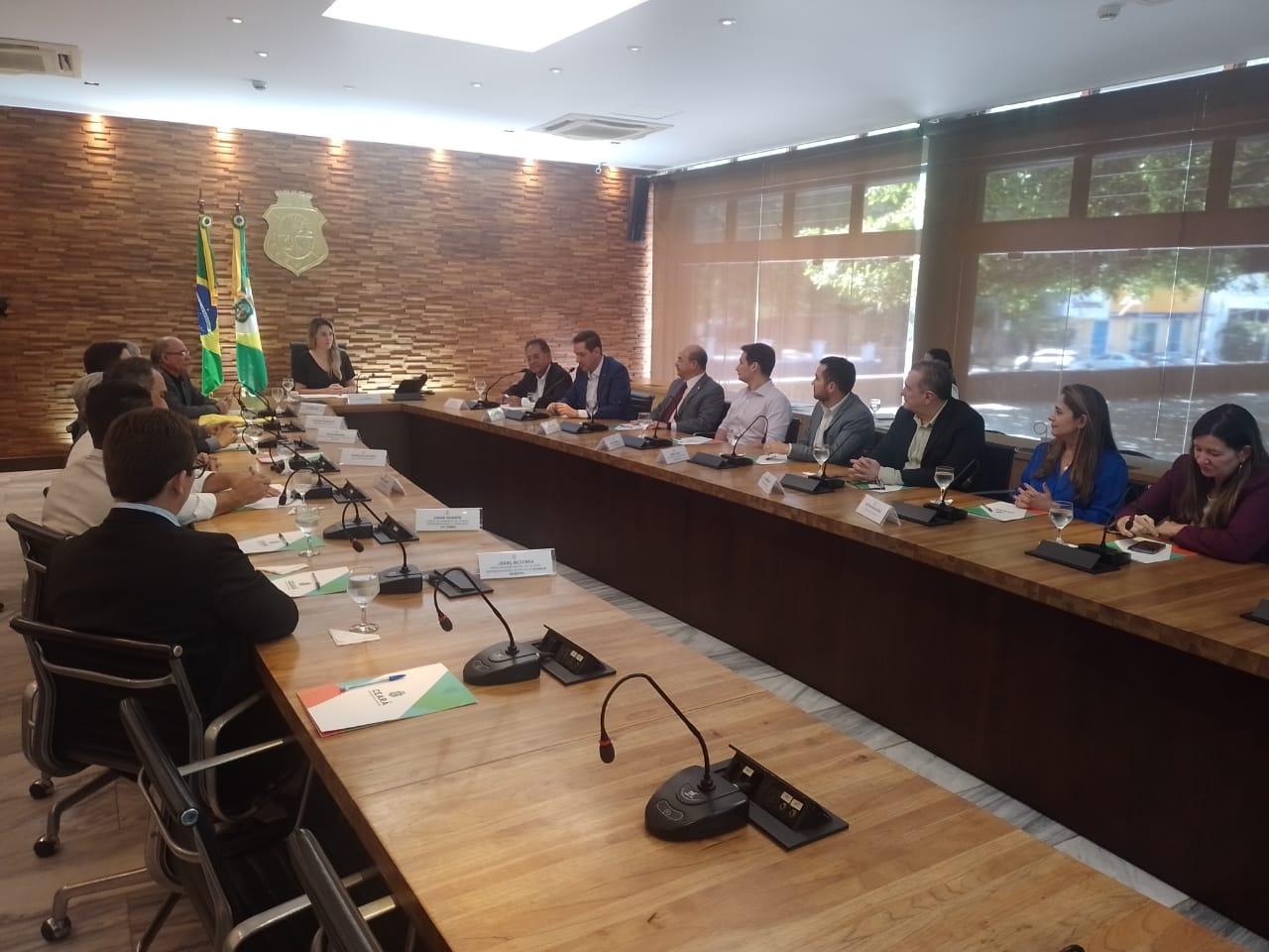 Assinatura de acordo da transferência de gestão de aeroportos regionais do Ceará à Infraero no Palácio da Abolição