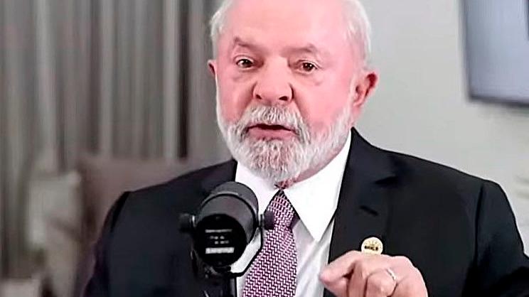 Print de vídeo mostra Lula, um homem idoso, branco e de cabelos grisalhos, gesticulando