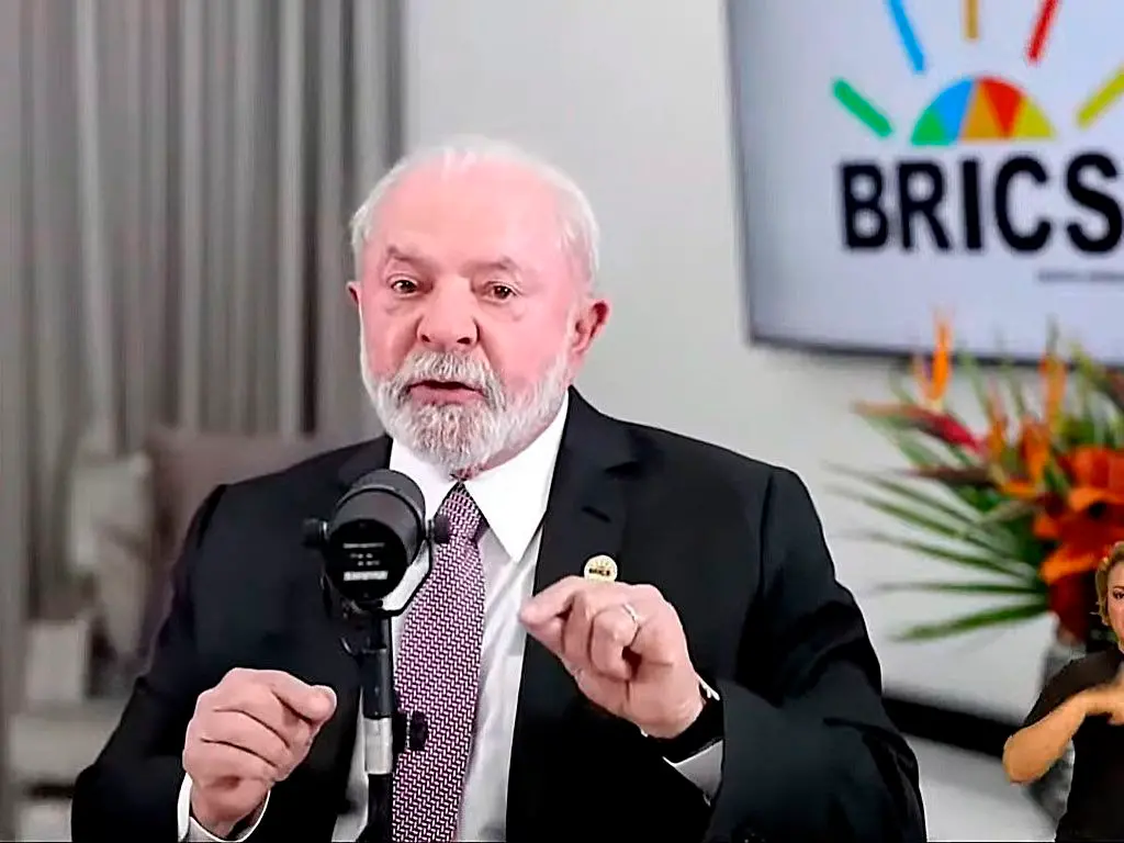 Print de vídeo mostra Lula, um homem idoso, branco e de cabelos grisalhos, gesticulando