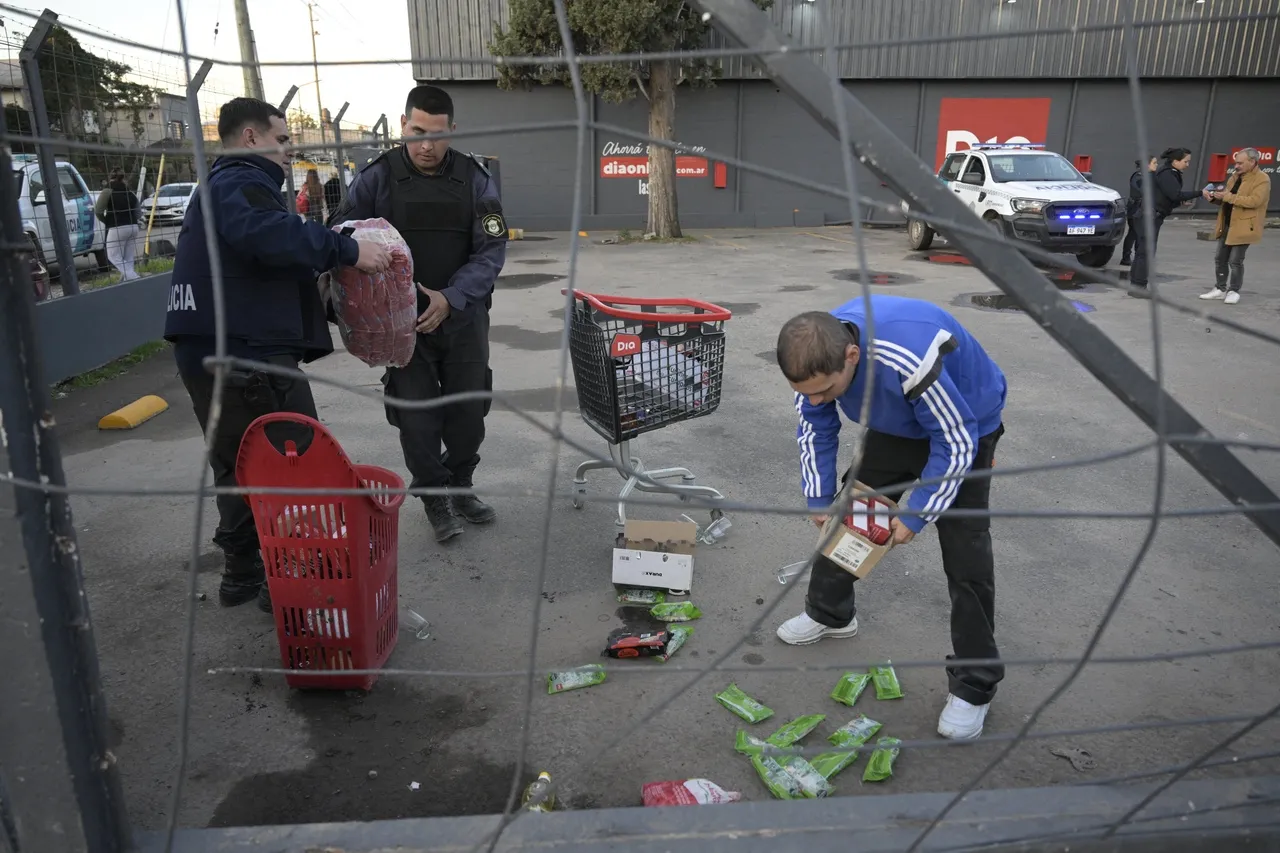 Funcionário e agentes de segurança recuperam mercadorias após supermercado ser pilhado em Buenos Aires