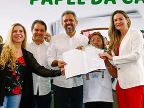 Luizianne Lins, Evandro Leitão e Elmano de Freitas com a senadora Augusta Brito e uma beneficiária de programa do governo em evento, em Fortaleza