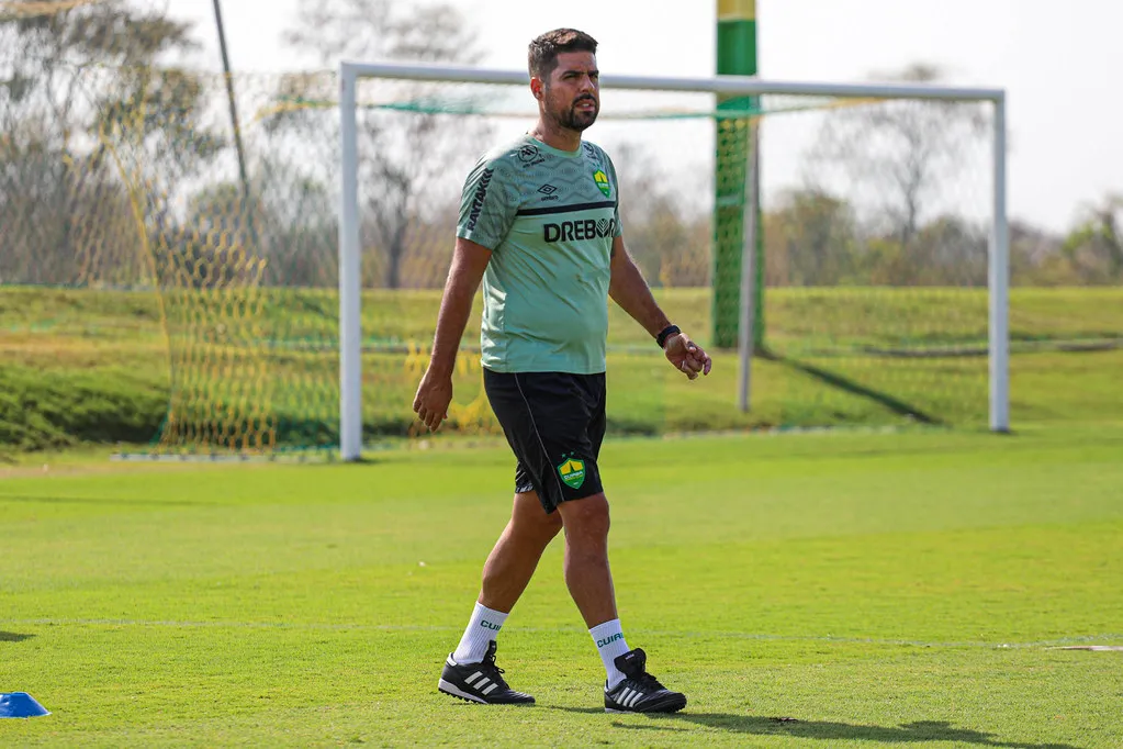 António Oliveira está em sua segunda passagem pelo clube mato-grossense.