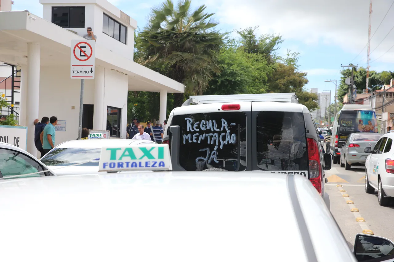 Manifestação dos taxistas pela regulamentação da Uber em 2018, em frente à Câmara dos Vereadores de Fortaleza