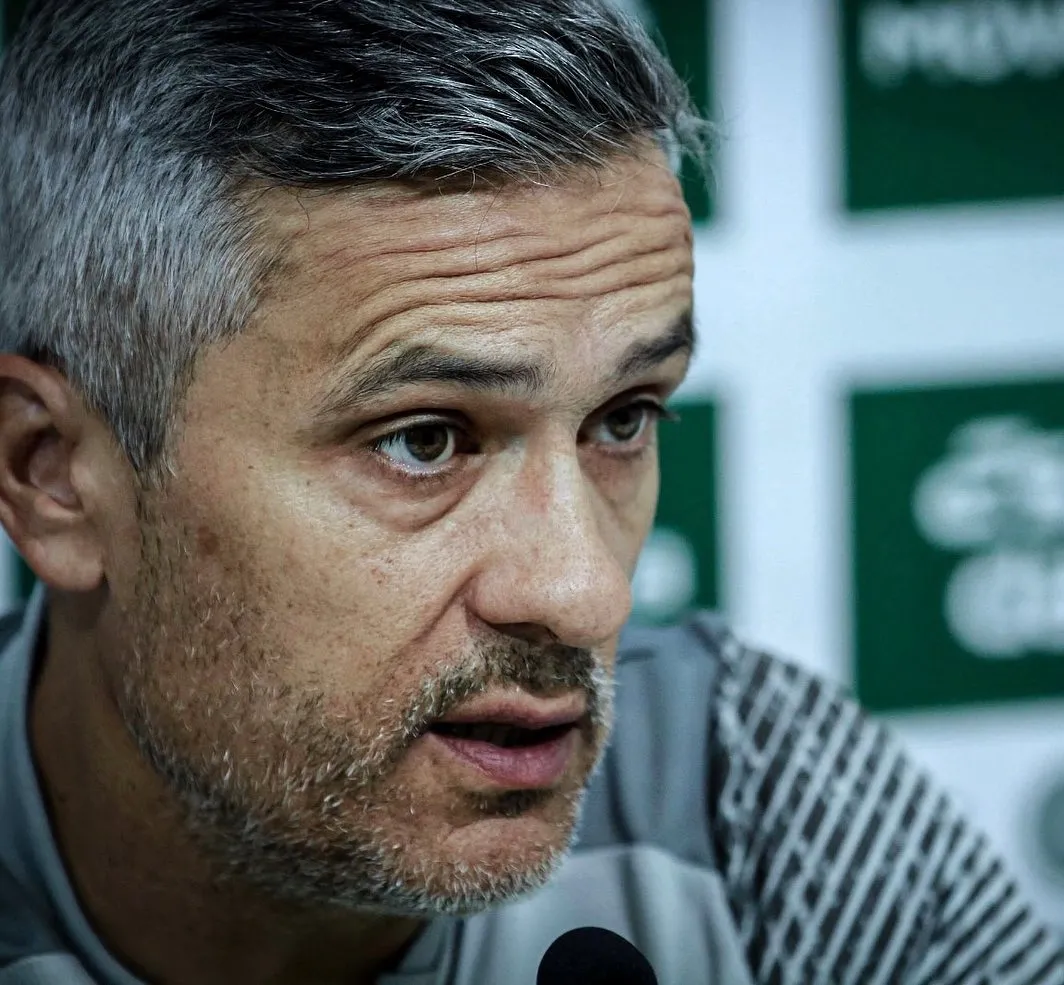 Armando Evangelista em entrevista coletiva no Goiás.