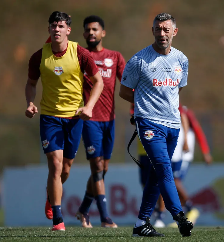 Técnico português Pedro Caixinha comanda o Red Bull Bragantino.