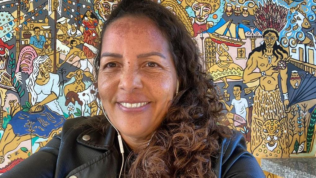 Professora universitária da Bahia e mestre de capoeira relata ter sido vítima de assédio em voo