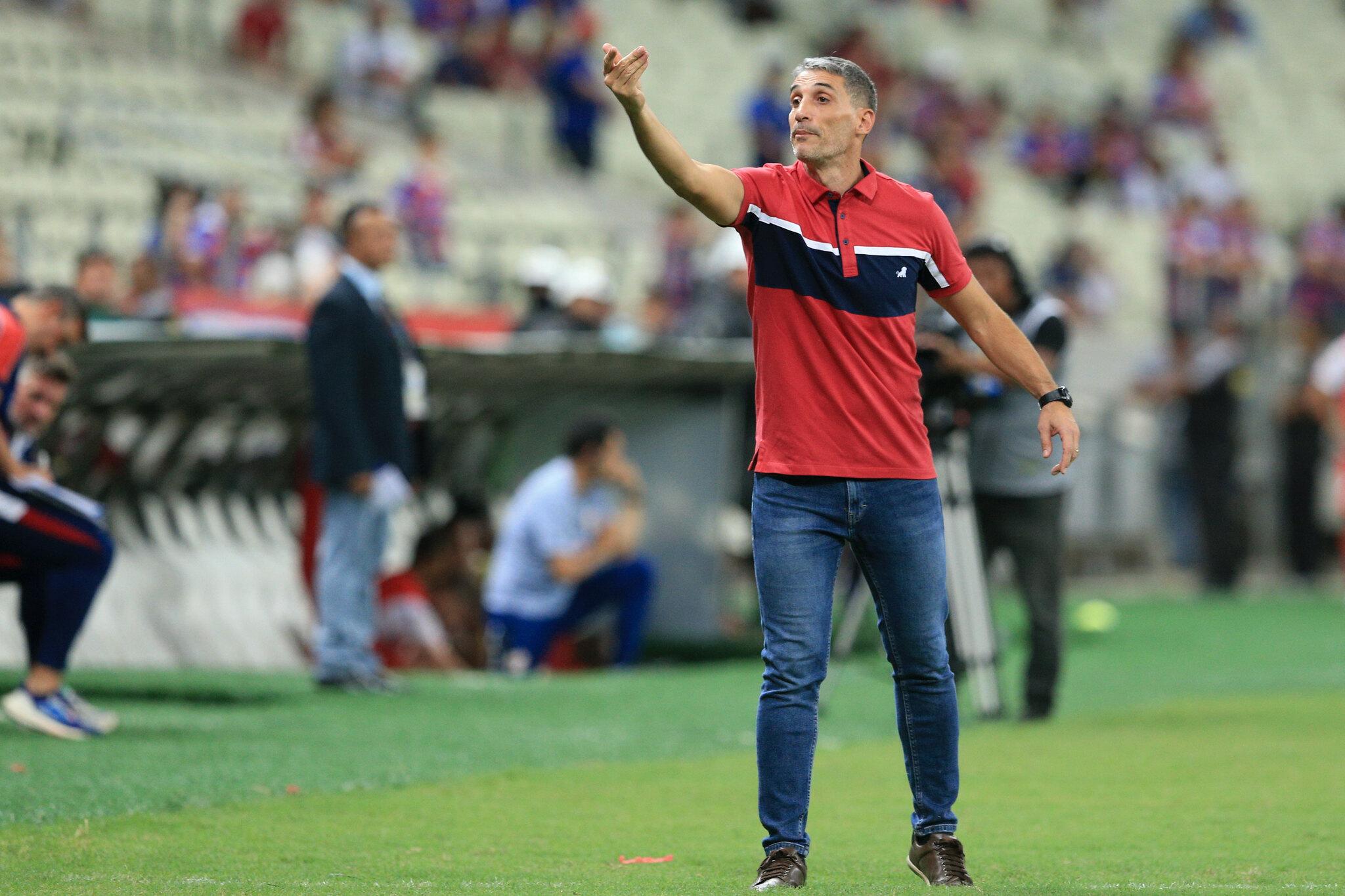 Foto de Juan Pablo Vojvoda, técnico do Fortaleza, durante partida