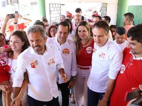 Prefeito de Caucaia, Vitor Valim, com Camilo e Elmano no domingo de votação, em Caucaia