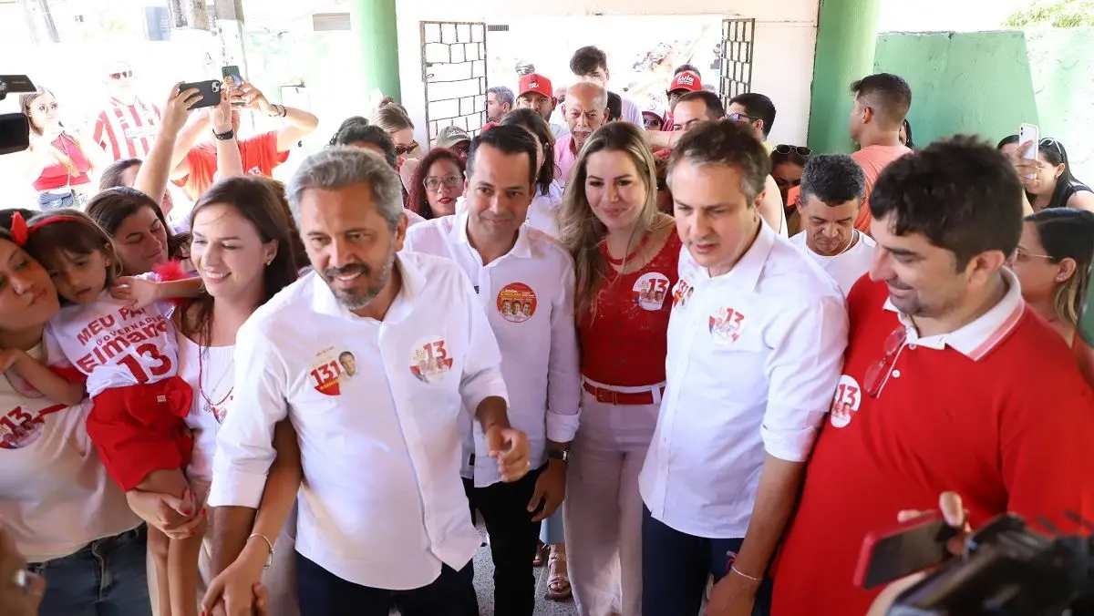 Prefeito de Caucaia, Vitor Valim, com Camilo e Elmano no domingo de votação, em Caucaia
