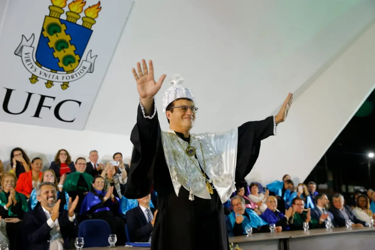 novo reitor custódio almeida em cerimônia de posse na ufc