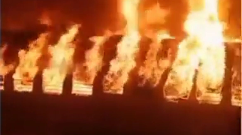 Foto que contém incêndio em trem na Índia