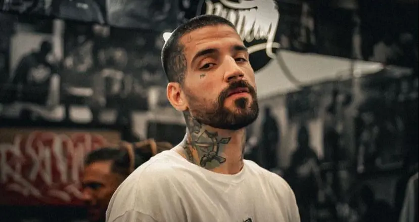 brTT é um homem branco, barba bem cortada, cabelo raspado e tatuado