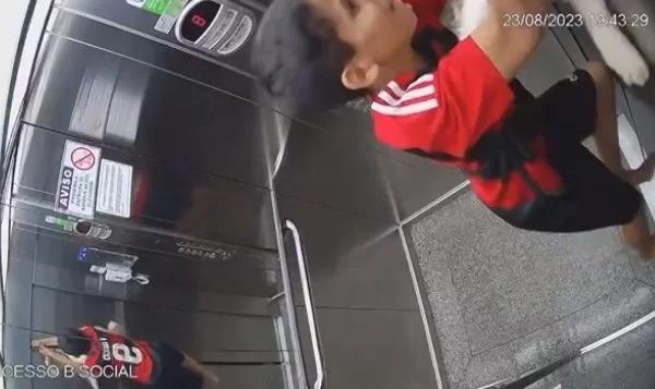 criança salvando cachorra que ficou presa por coleira em elevador