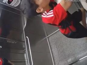 criança salvando cachorra que ficou presa por coleira em elevador