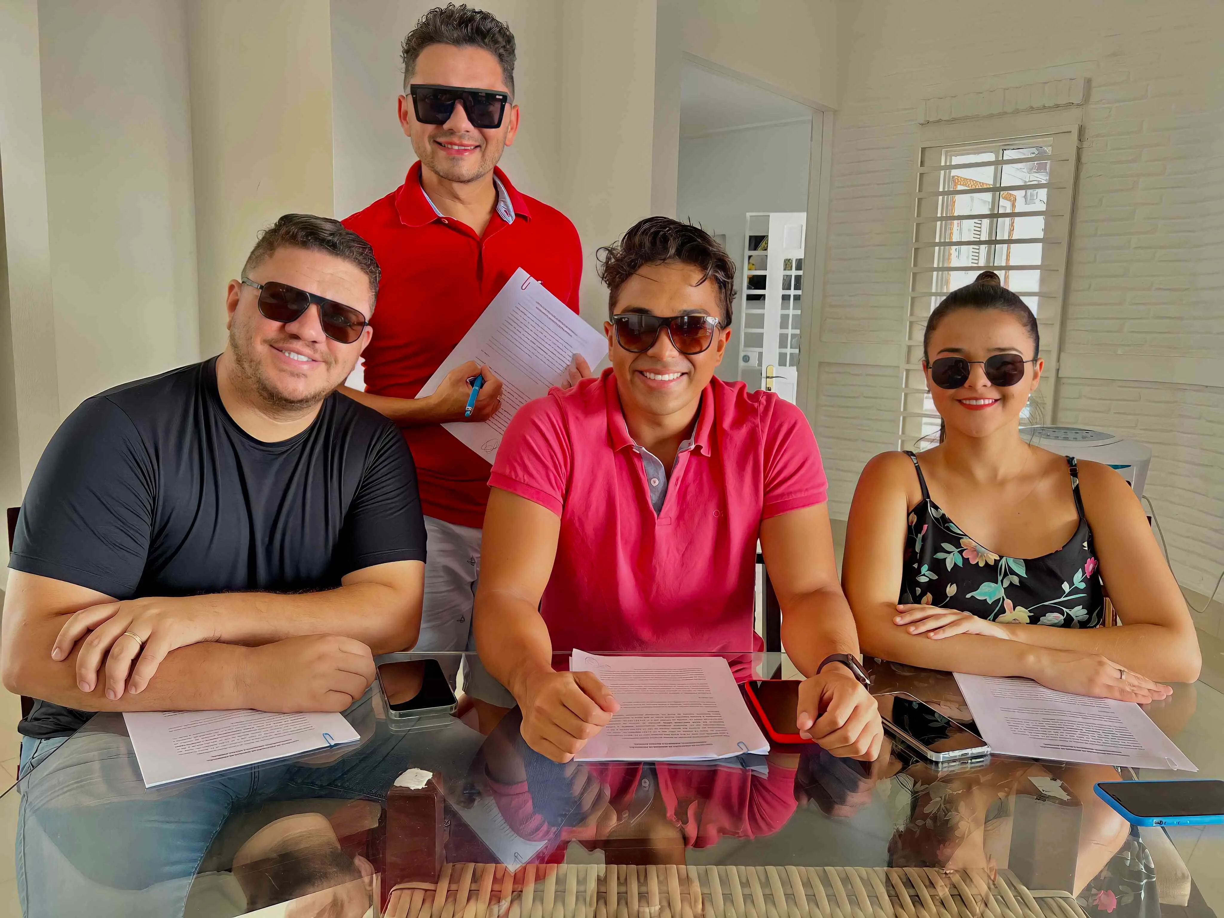 Tony Linard (em pé), Fábio Carneirinho, Matheus Lima e Karynna Ferreira (da esquerda para direita).
