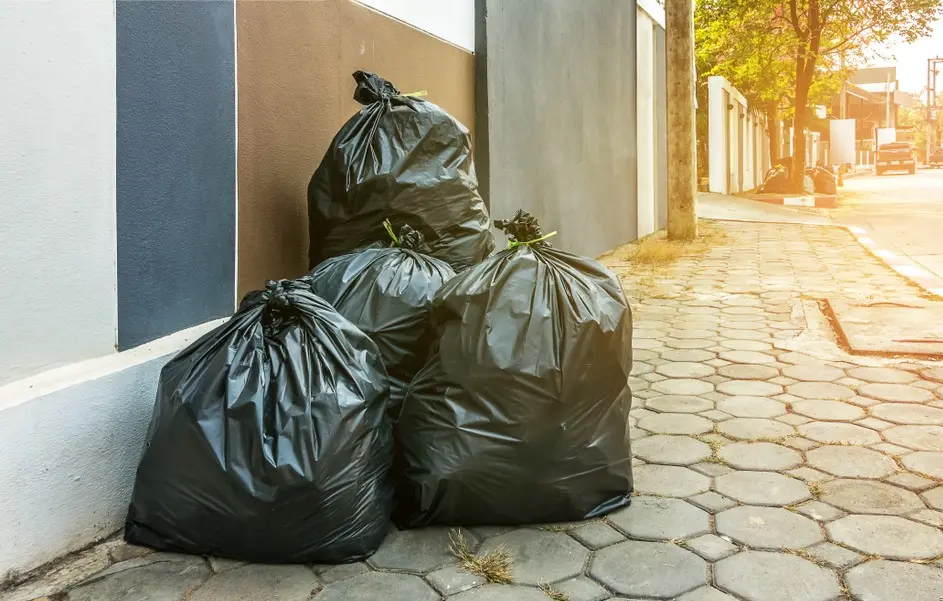 Sacos de lixo em rua