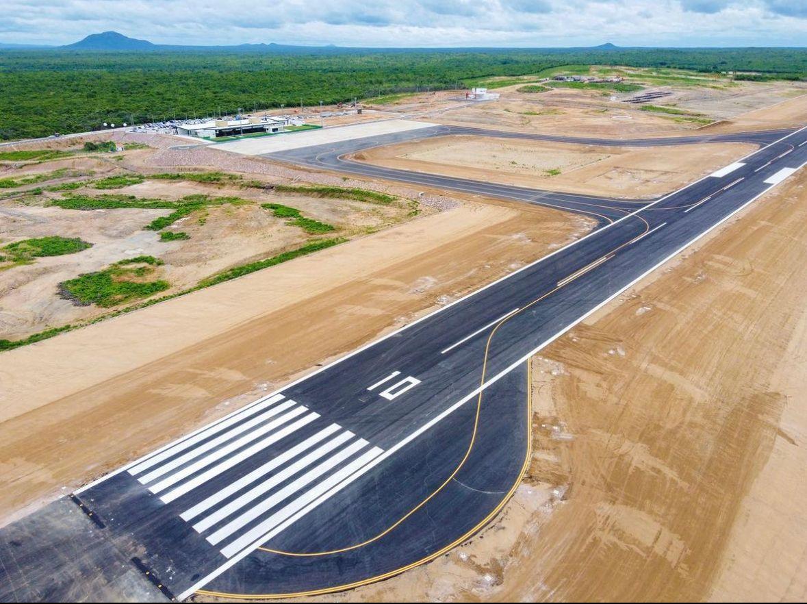 Foto que contém a pista do aeroporto de Sobral