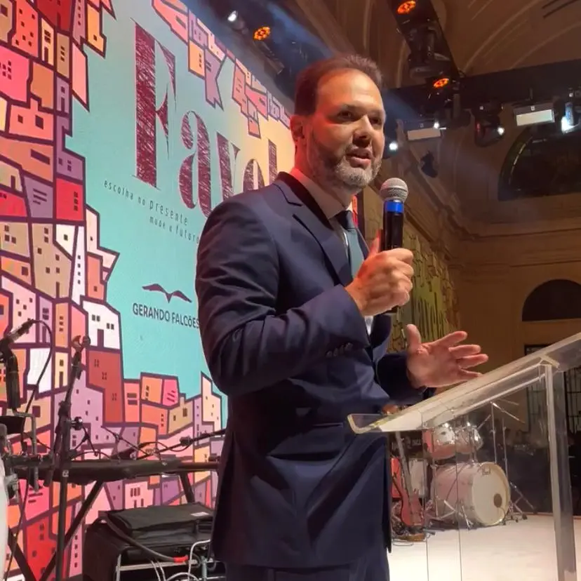 Projeto “Fala na Lata”, da Minalba Brasil, foi lançado na noite de segunda-feira (28), em São Paulo; o diretor superintendente da Minalba Brasil, Aelio Silveira, discursou no evento