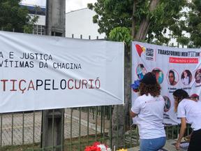 Mães e familiares de vítimas se reúnem para aguardar o julgamento no Fórum Clóvis Beviláqua