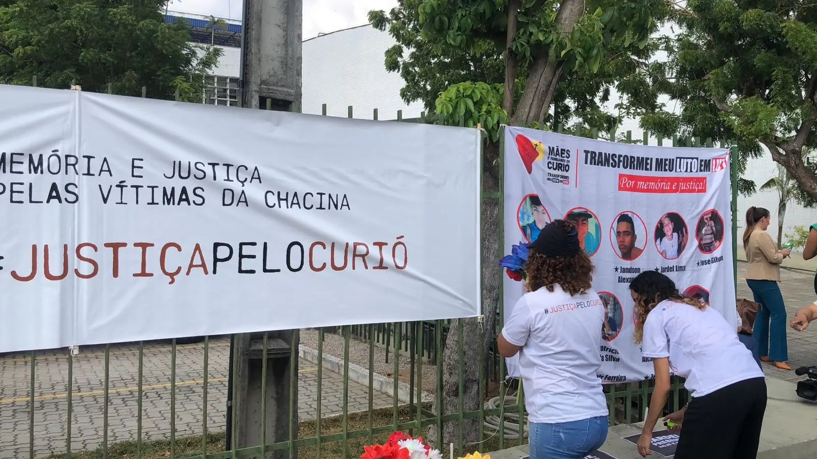 Mães e familiares de vítimas se reúnem para aguardar o julgamento no Fórum Clóvis Beviláqua