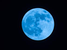 Lua azul no céu noturno sem estrelas