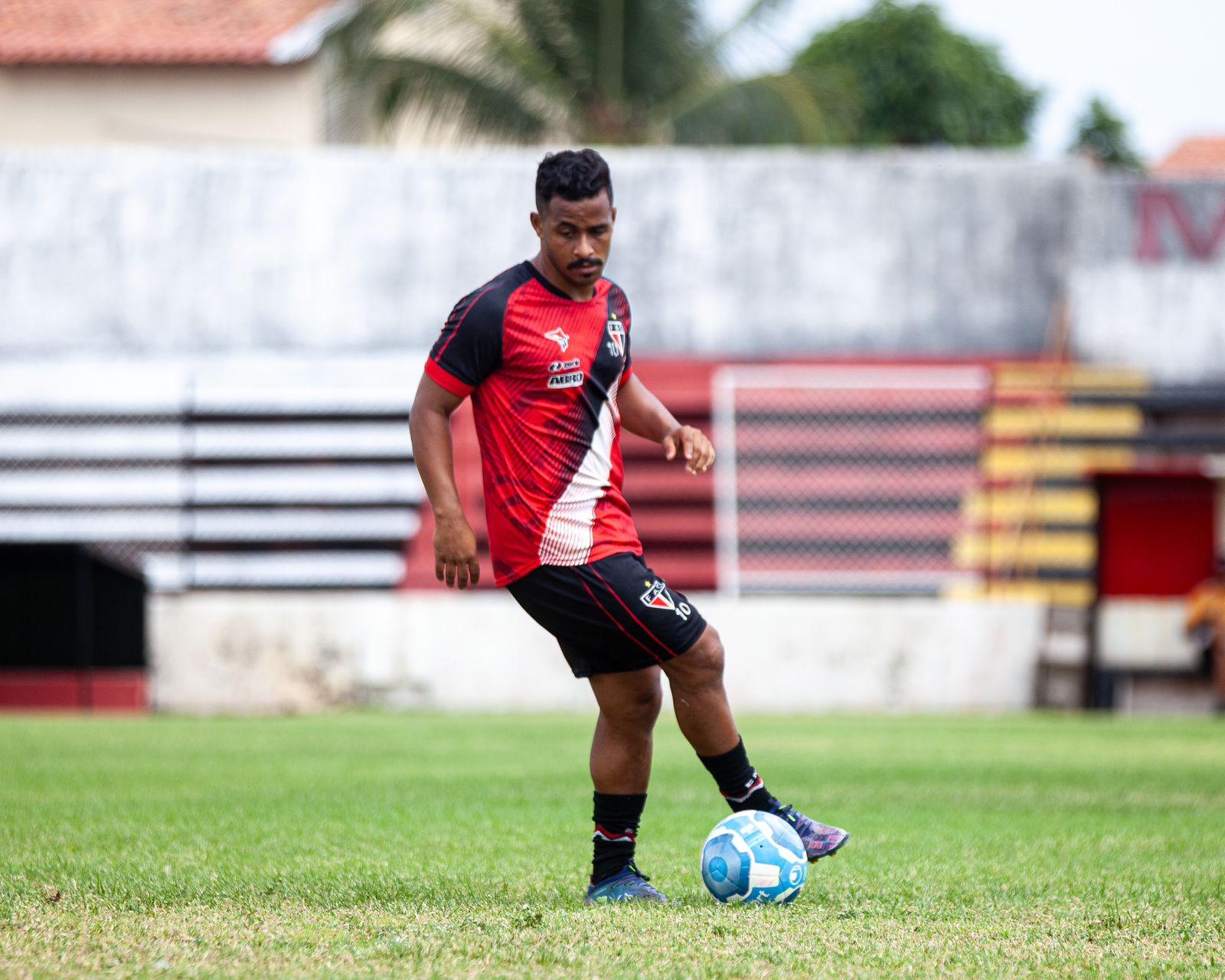 Imagem mostra jogador de futebol