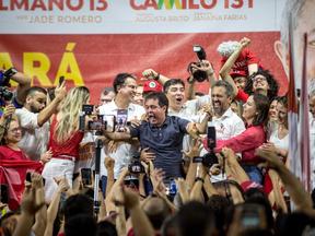 Evandro Leitão, ao centro, no palanque de comemoração pela vitória de Elmano de Freitas em primeiro turno, em 2022