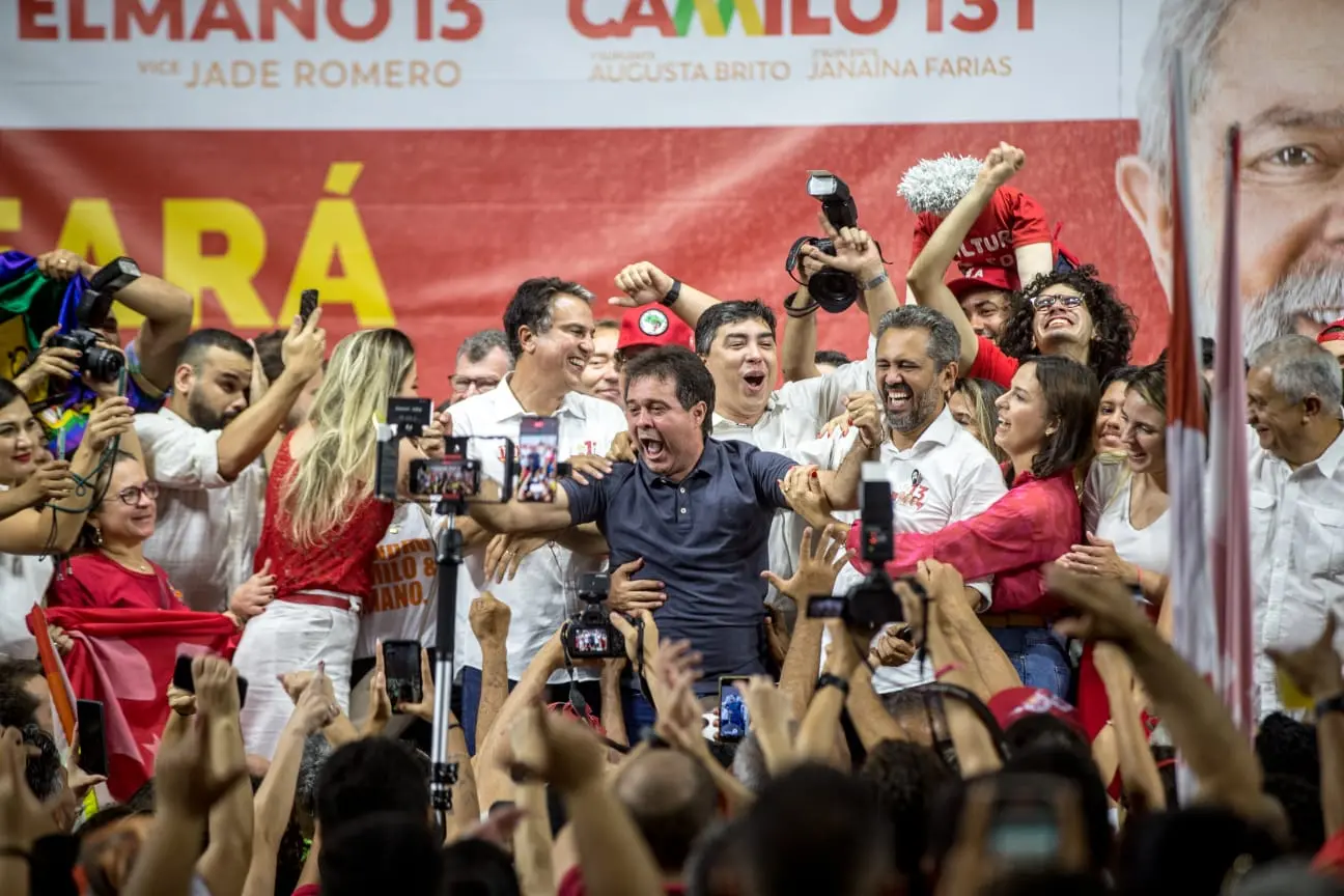 Evandro Leitão, ao centro, no palanque de comemoração pela vitória de Elmano de Freitas em primeiro turno, em 2022