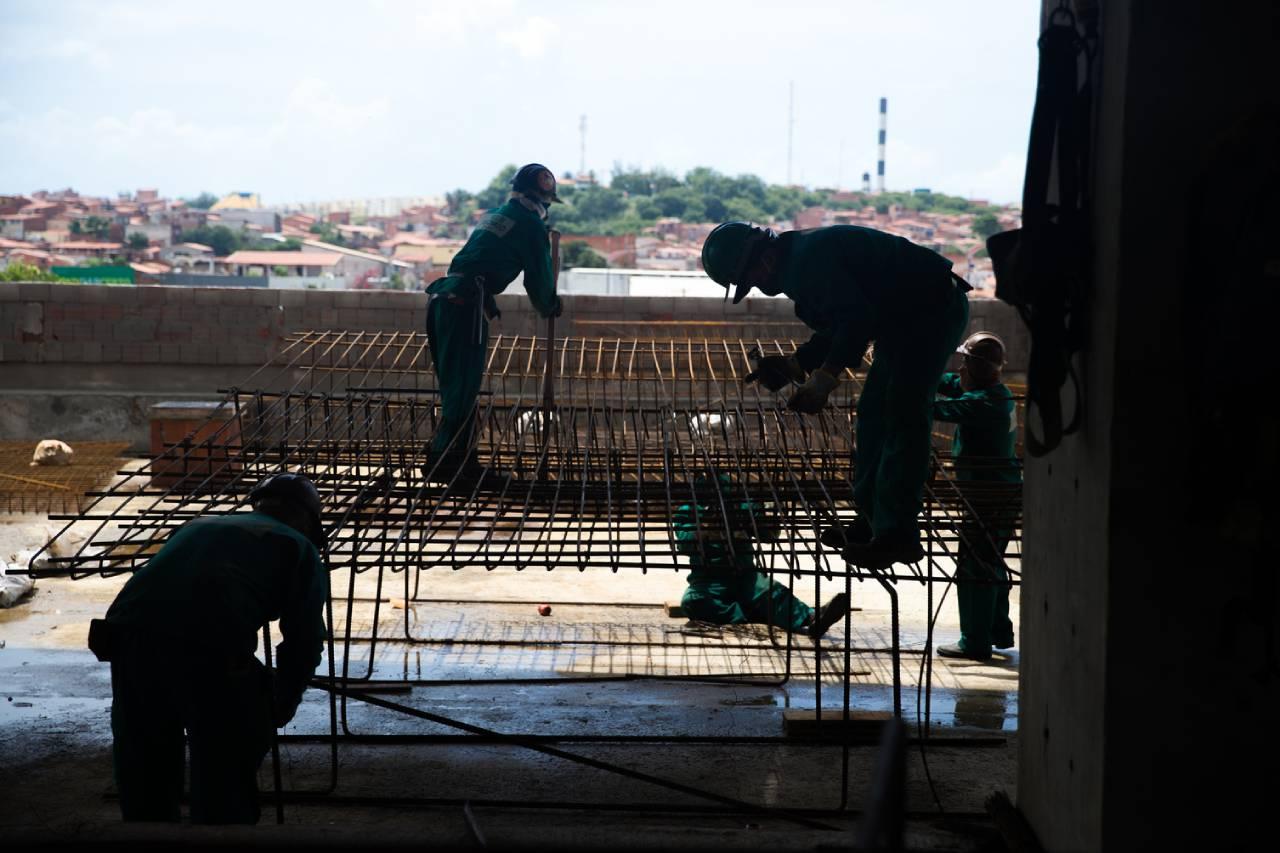 Operários em construção civil