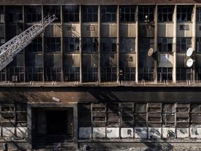 fachada de prédio que pegou fogo em joannesburgo