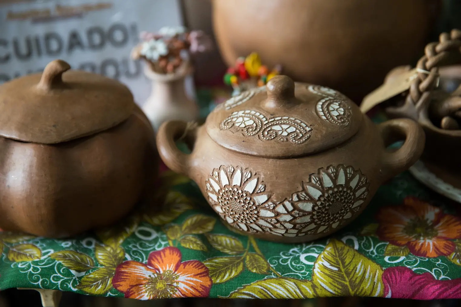 Foto que contém artesanato em barro