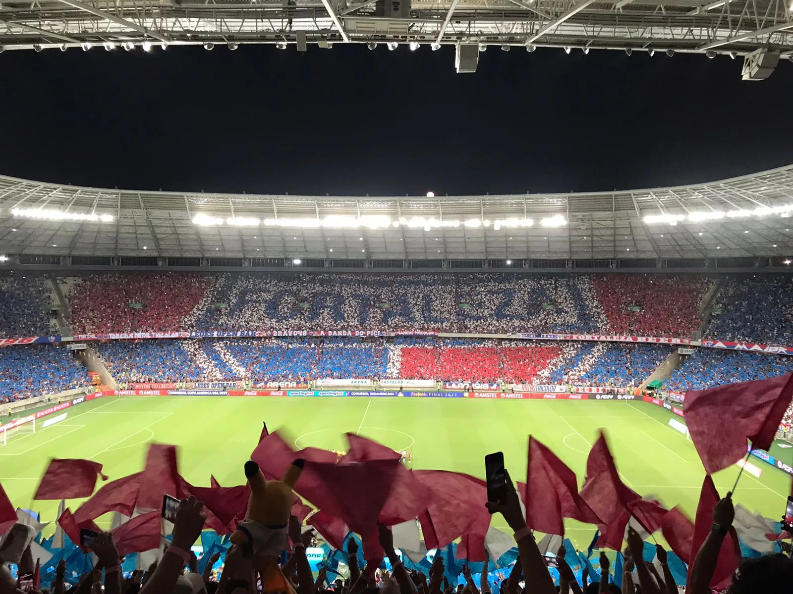 A torcida do Fortaleza fez uma grande recepção ao time antes do jogo da Sul-Americana