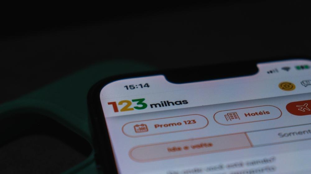 Celular aberto no aplicativo da 123 Milhas